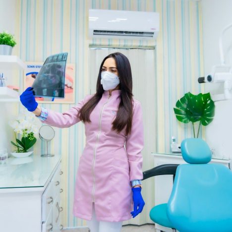 woman in pink long sleeve shirt holding blue and white plastic pitcher. food to eat after extracting tooth​